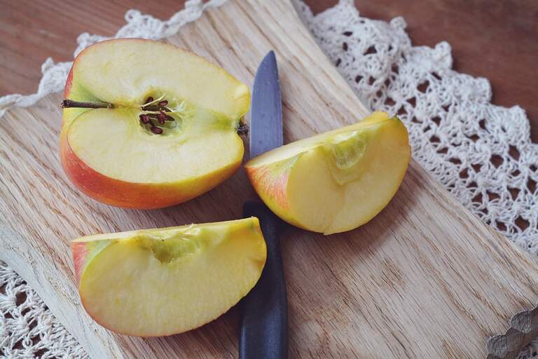 Apple nachos with peanut butter and chocolate